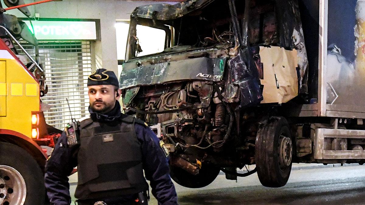 Lastbilen bärgas bort efter att den dragits ut från Åhlens på Drottninggatan i Stockholm under natten till lördagen. Lastbilen körde på ett stort antal personer på Drottninggatan i centrala Stockholm vid 15-tiden på fredagen. Fyra personer dödades och 15 skadades. (Foto: TT)