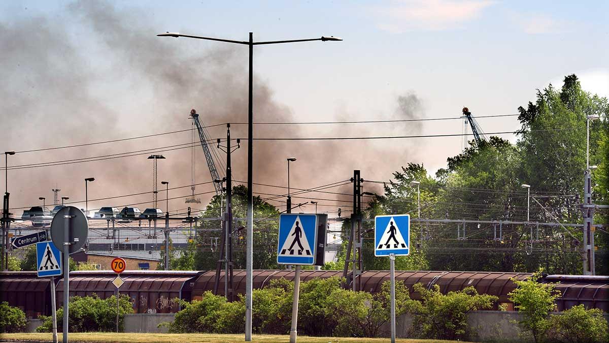 Kraftig rök spred sig över Västerås på söndagen efter att en av börsnoterade Cassandra Oils industribyggnader brann kraftigt. (Foto: TT)