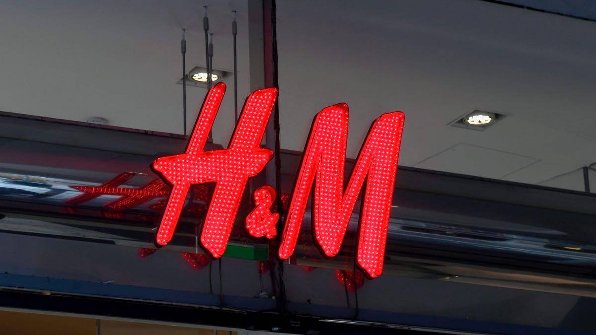 Enligt norsk fondjätte måste H&M göra sig av med 1000 butiker de närmaste åren. (Foto: TT).