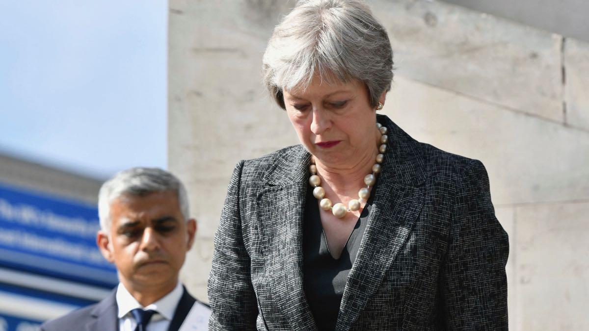Storbritanniens premiärminister Theresa May hedrar offren den 3 juni i år