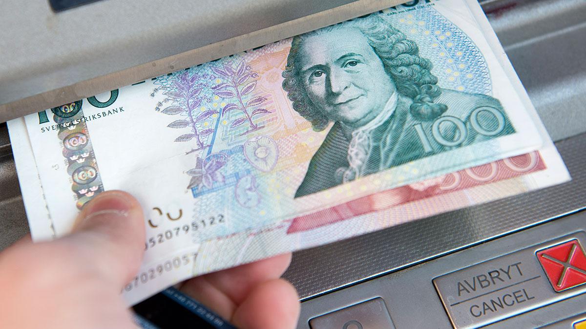 Nu efterlyser Riksbanken 100- och 500-lappar till ett värde av 4 miljarder kronor. Sedlarna har gått ur tiden. (Foto: TT)