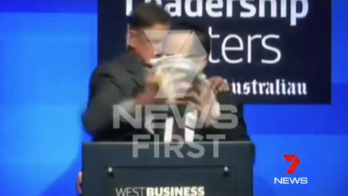 Quantas vd Alan Joyce "tårtades" under ett tal på scen inför 500 gäster. (Skärmdump: Sydney News 7)