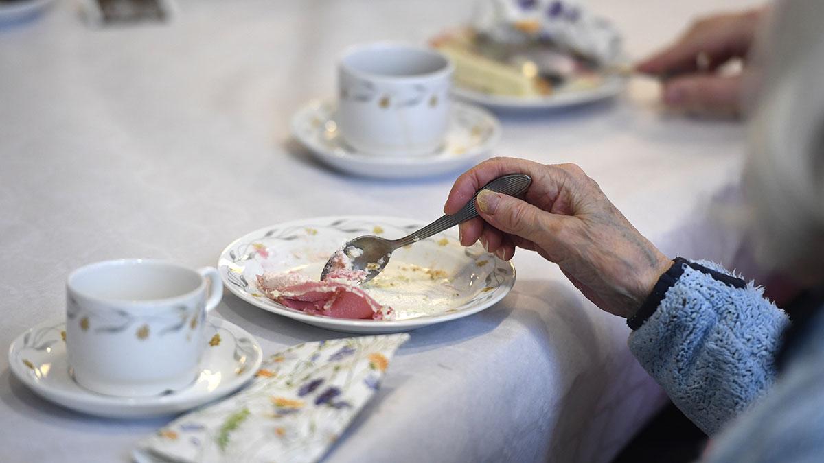 Omkring 40.000 pensionärer uppges ha skulder hos Kronofogden. (Foto: TT)