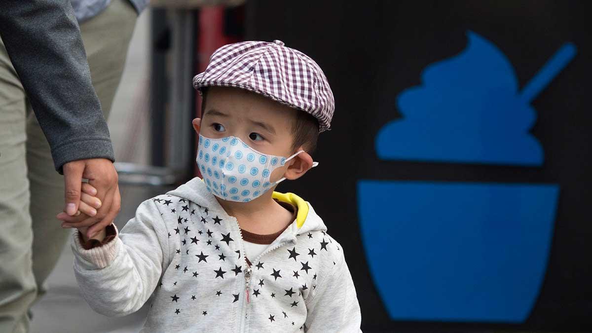 I många städer i Kina tvingas invånarna bära skyddsmasker på grund av de kraftiga luftföroreningarna. (Foto: TT)