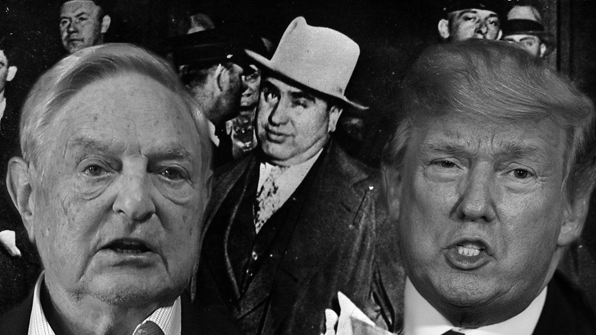 Den amerikanske finansmannen George Soros (t.v) hävdar att president Donald Trump försöker bygga upp en maffiastat i USA. I mitten på bilden syns den legendariske maffiabossen Al Capone. (Foto: TT / montage)