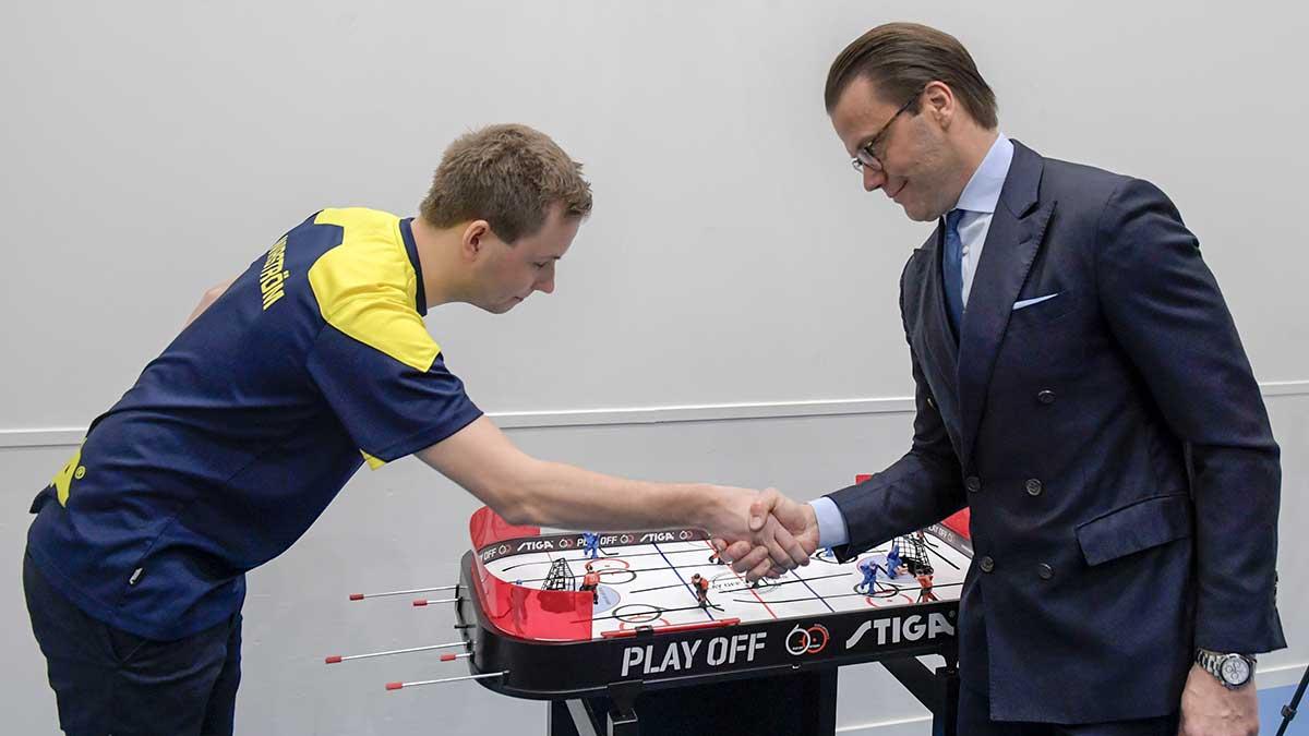 På bild: Prins Daniel spelade bordshockey med Felix Wirström under sitt besök på Stigas fabrik i Eskilstuna i januari 2018. (Foto: TT)