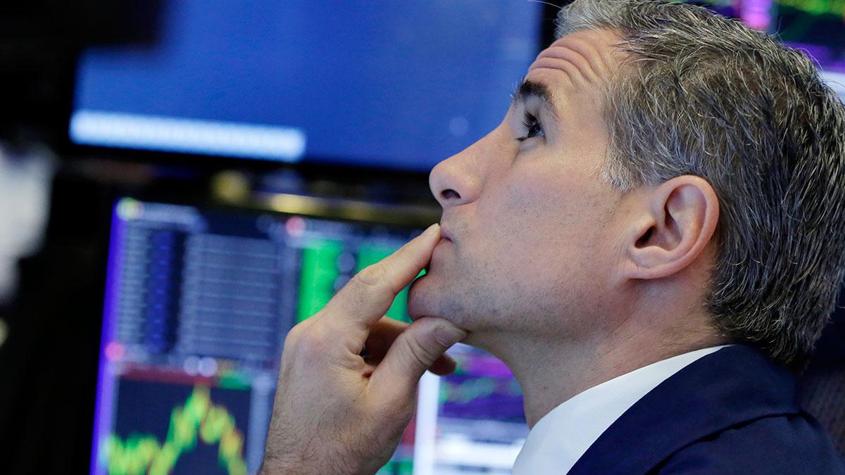 Villrådig? I artikeln får du tips på en trygg aktieportfölj om och när börsen börjar skaka. Bilden är från Wall Street i New York. (Foto: TT)