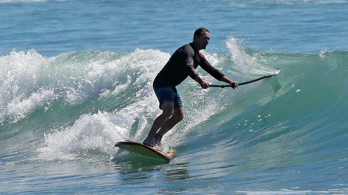 En surfare njuter livet av vågorna utanför Nya Zeeland. (Foto: TT)