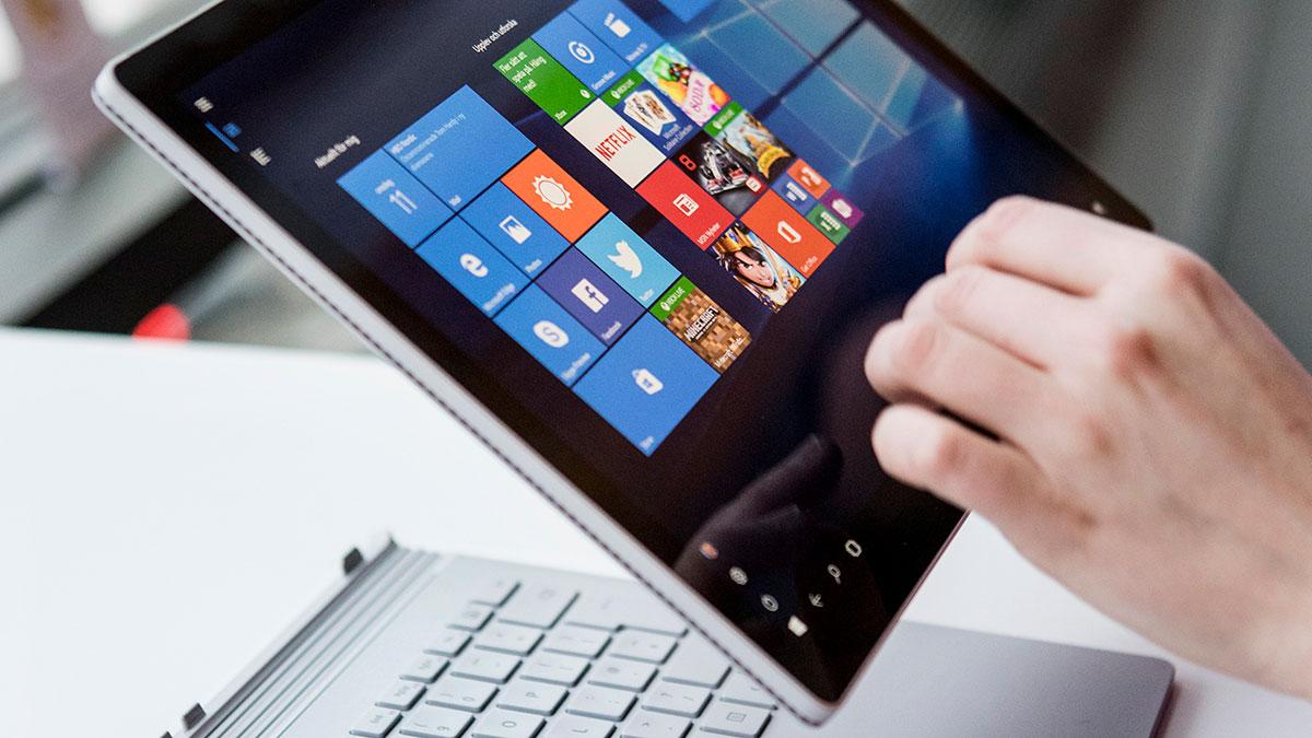 Med början i dag går det nu att förköpa Microsofts bärbara dator Surface Book 2 även i Sverige. (Foto: TT)
