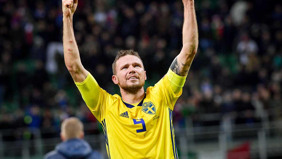 På bild: Sveriges Marcus Berg jublar efter slutsignalen i måndagens VM-kval. (Foto: TT)