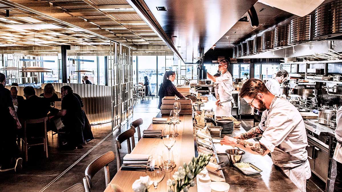 Den norske hotellkungen Petter Stordalen skrev i fredagskväll över sitt imperium