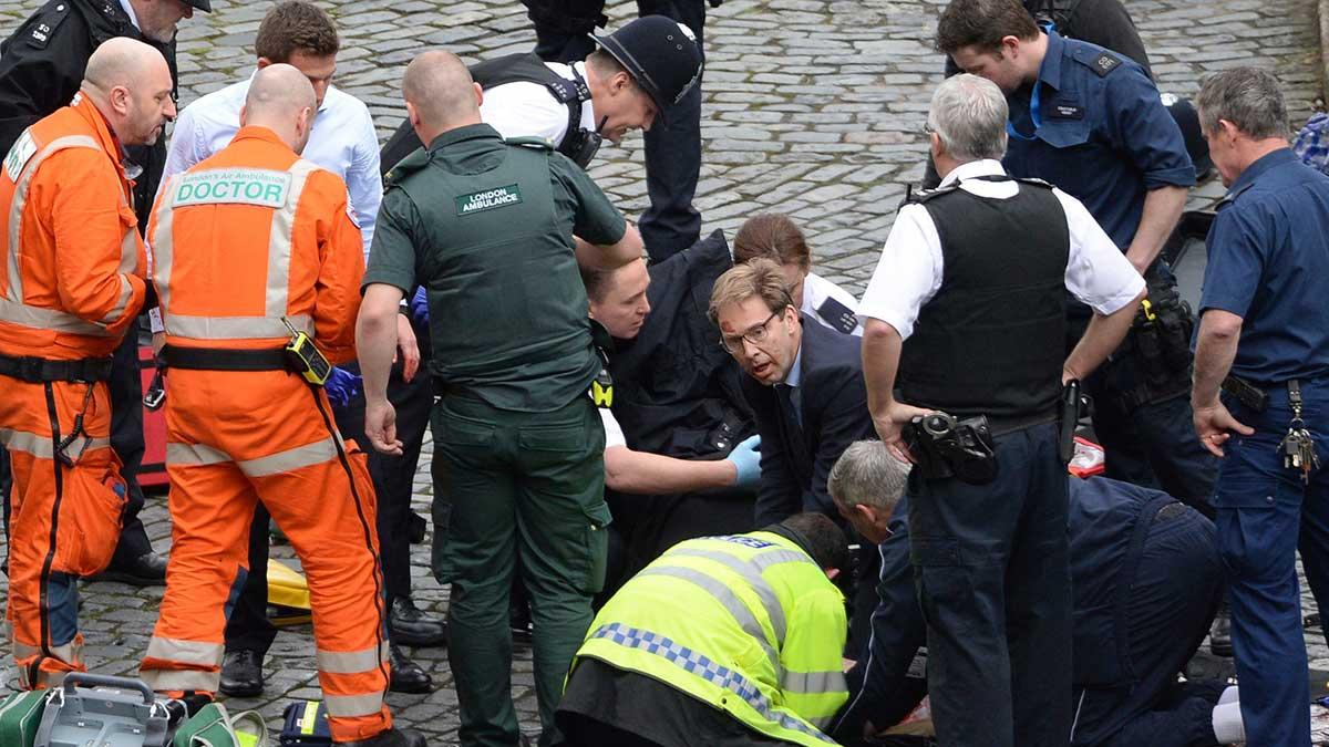 Politikern Tobias Ellwood gjorde allt för att försöka rädda livet på den knivhuggne polismannen. (Foto: TT)