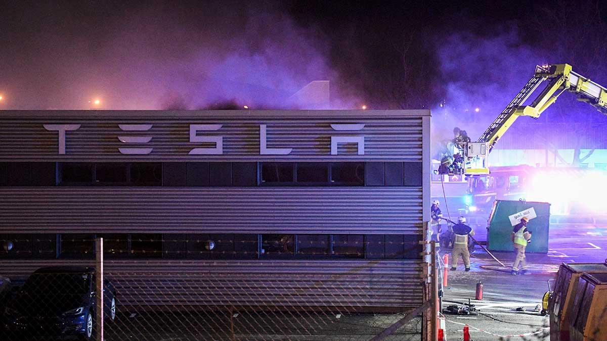 Teslas nya utställningslokal för bilar i Malmö har skadats i samband med en brand