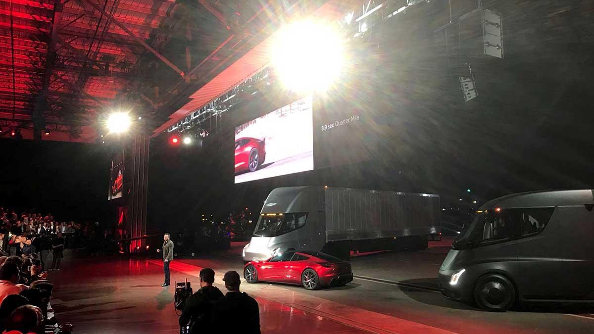 Elon Musk överraskade och presenterade nya sportbilen Tesla Roadster. (Foto: TT)