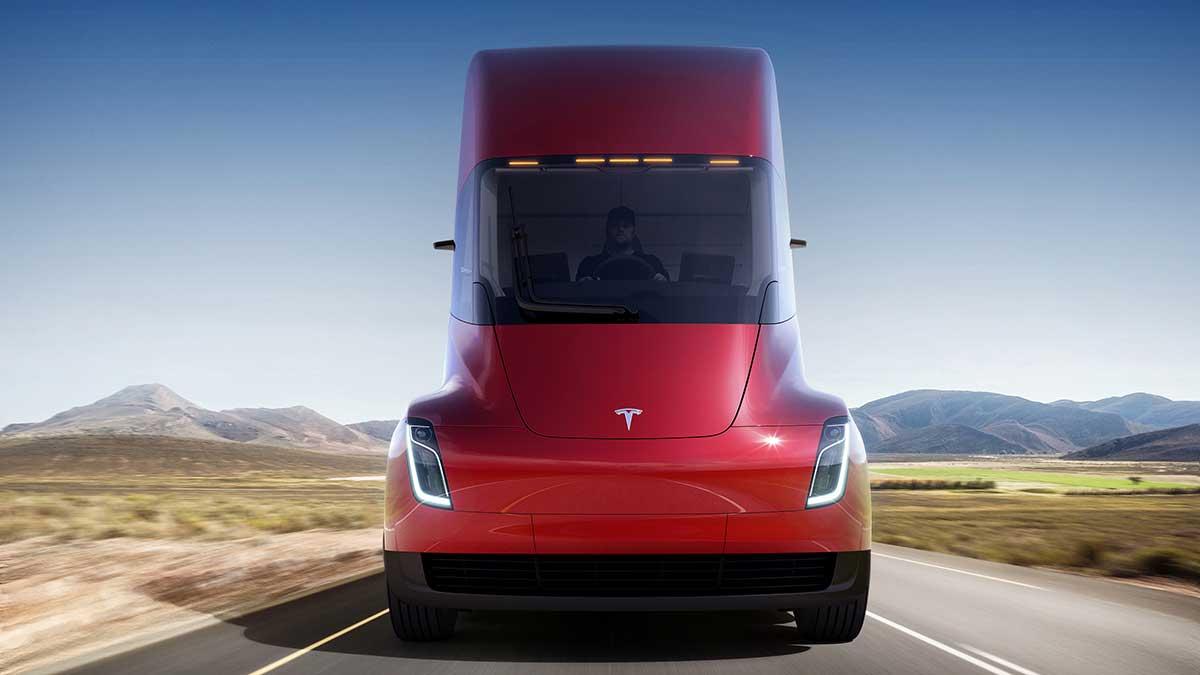Teslas eldrivna lastbil Semi har tagits ut på vägarna för att transportera batterier från Gigafactory i Nevada till bilfabriken i Fremont. (Foto: TT)