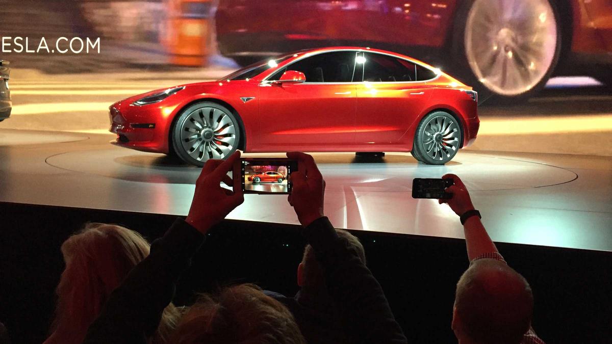 Efterlängtade Tesla Model 3 släpps på fredagen i USA. (Foto: TT)