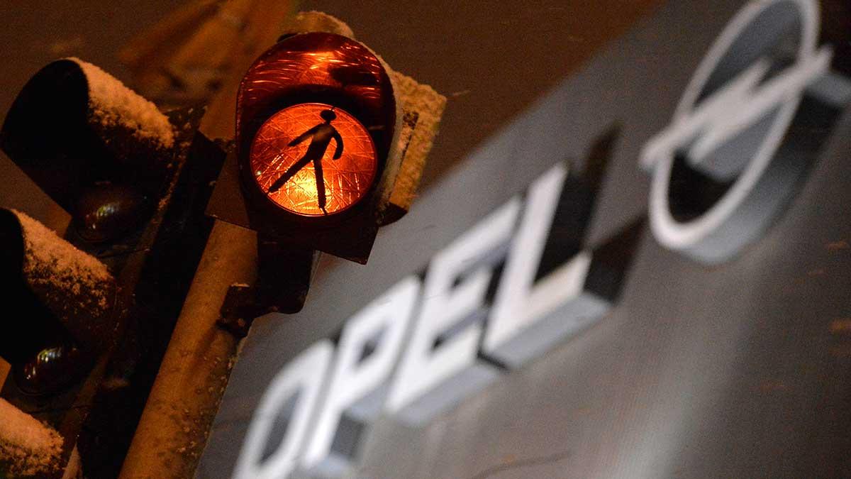 Polis och åklagare har genomfört razzior mot Opels anläggningar i Rüsselsheim och Kaiserslautern