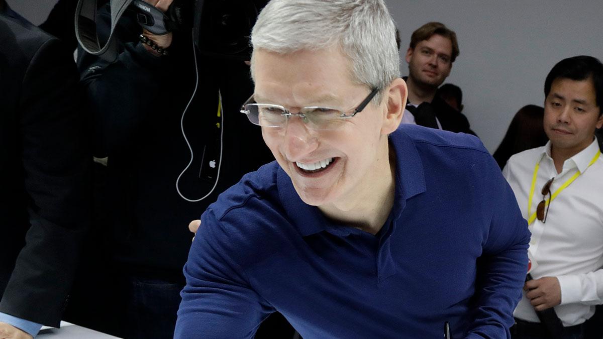 Apples vd Tim Cook har skäl att se nöjd ut. (Foto: TT)