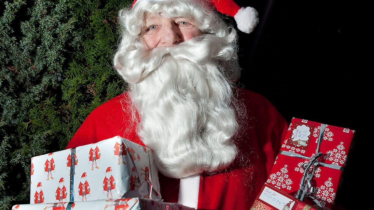 Jultomten är inte välkommen om han kommer med klapparna som artikeln handlar om - de mest oönskade julklapparna. (Foto: TT)