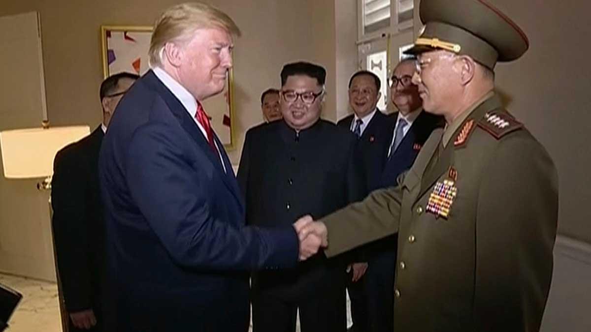Efter mötet mellan Donald Trump och Nordkoreas ledare Kim Jong-Un (bakgrunden på bilden) stoppar nu USA alla stora militära övningar på Koreahalvön. (Foto: TT)