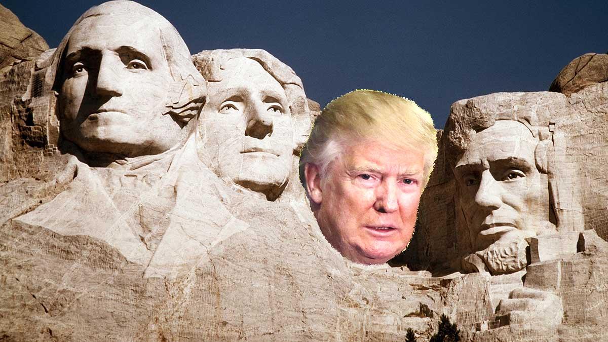 Donald Trump skräller och blir nu en av USA:s historiska presidenter. Bilden är från Mount Rushmore. (TT / montage)