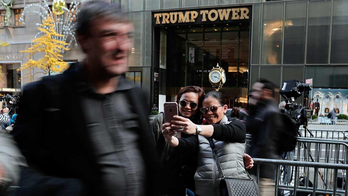 New York-bor och turister - alla passar på att ta selfies utanför Trump Tower