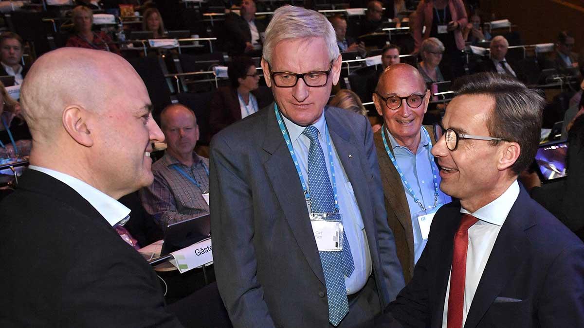 Nye M-ledaren Ulf Kristersson (höger) står fortfarande bakom företrädaren Fredrik Reinfeldts (vänster) utskällda utspel om höjd pensionsålder. (Foto: TT)