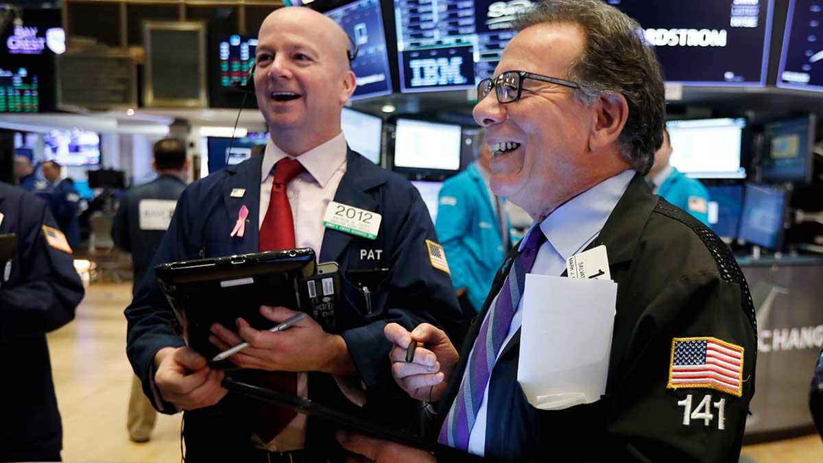 Kurserna på New York-börsen steg för andra dagen i rad på tisdagen med stöd av ett successivt återöppnande av ekonomin. Bilden från Wall Street är tagen vid ett tidigare tillfälle. (Foto: TT)