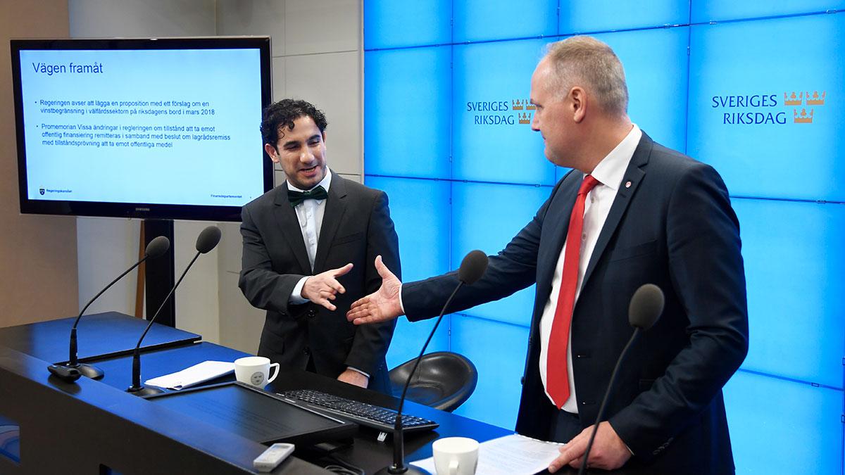 Civilminister Ardalan Shekarabi (S) och Vänsterpartiets ledare Jonas Sjöstedt (V) skakar hand på att vinsterna i välfärden måste begränsas. (Foto: TT)