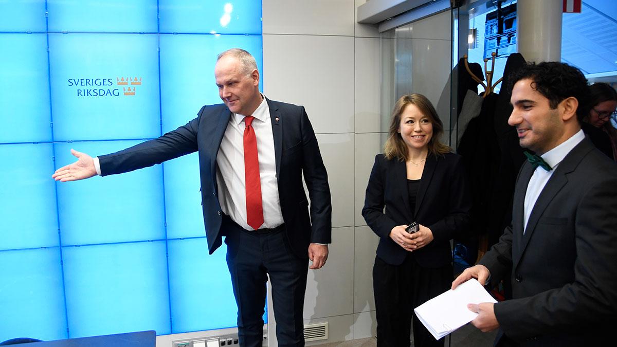 Vänsterpartiets ledare Jonas Sjöstedt (V) och civilminister Ardalan Shekarabi (S) håller pressträff i riksdagen om vinster i välfärden. (Foto: TT)
