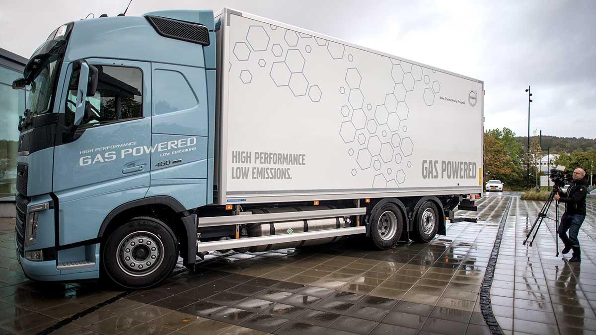 Volvos lastbil naturgasdrivna FM LNG är nu ute till försäljning. (Foto: TT)
