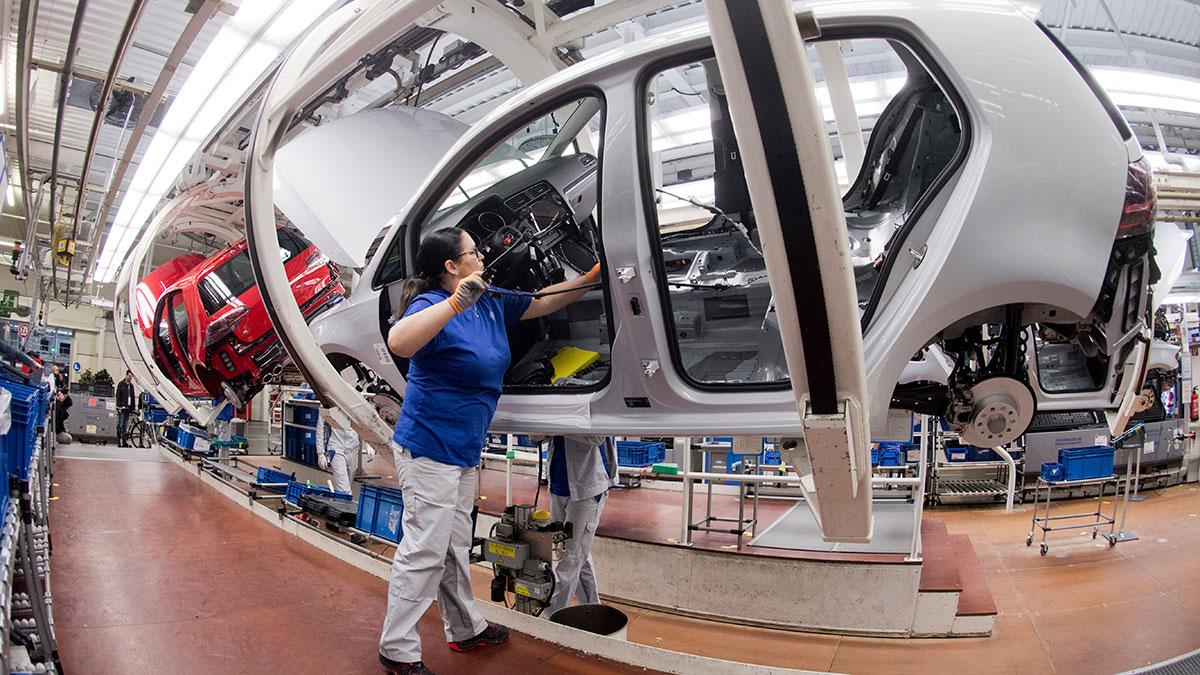 Uppepåt mot 7.000 anställda kan få lämna sina jobb på Volkswagen. (Foto: TT)