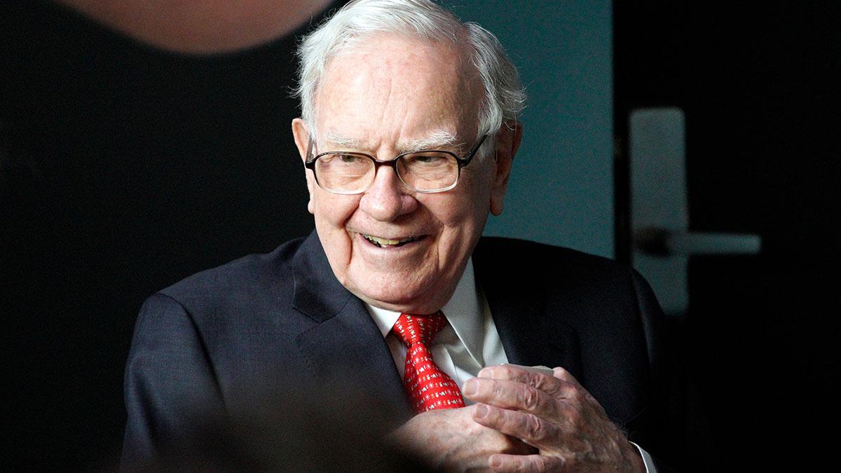 Warren Buffett är utan överdrift en kille med guldbyxor. I artikeln bjuder han aktiespekulanter på sina tre bästa investeringstips. (Foto: TT)