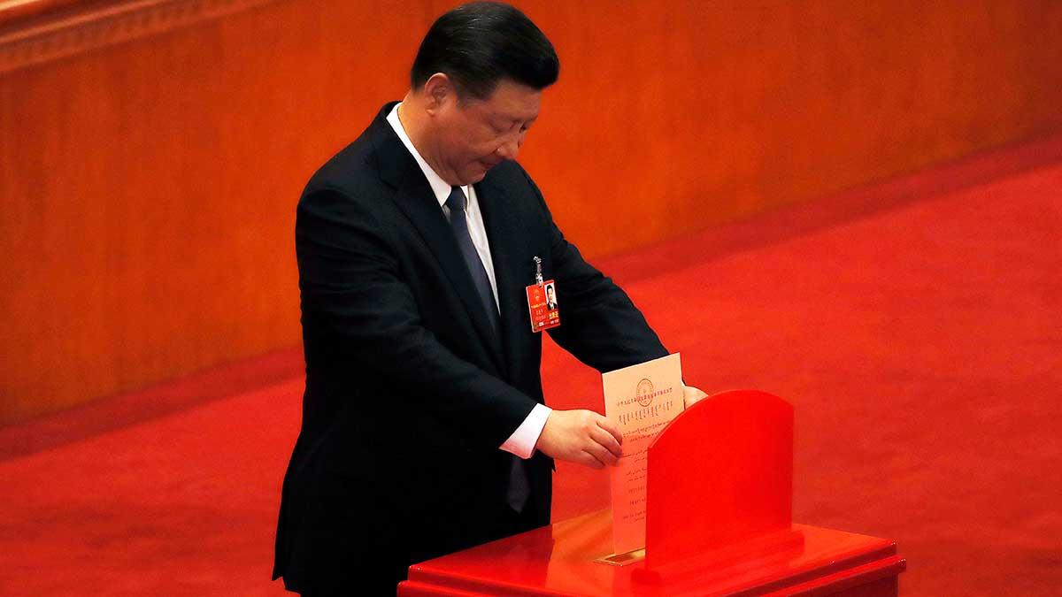 Kinesiska parlamentet godkände under söndagen en konstitutionell ändring som tar bort begränsningen på ämbetstiden som landets president Xi Jinping (bilden) har. Det rapporterar Reuters. (Foto: TT)