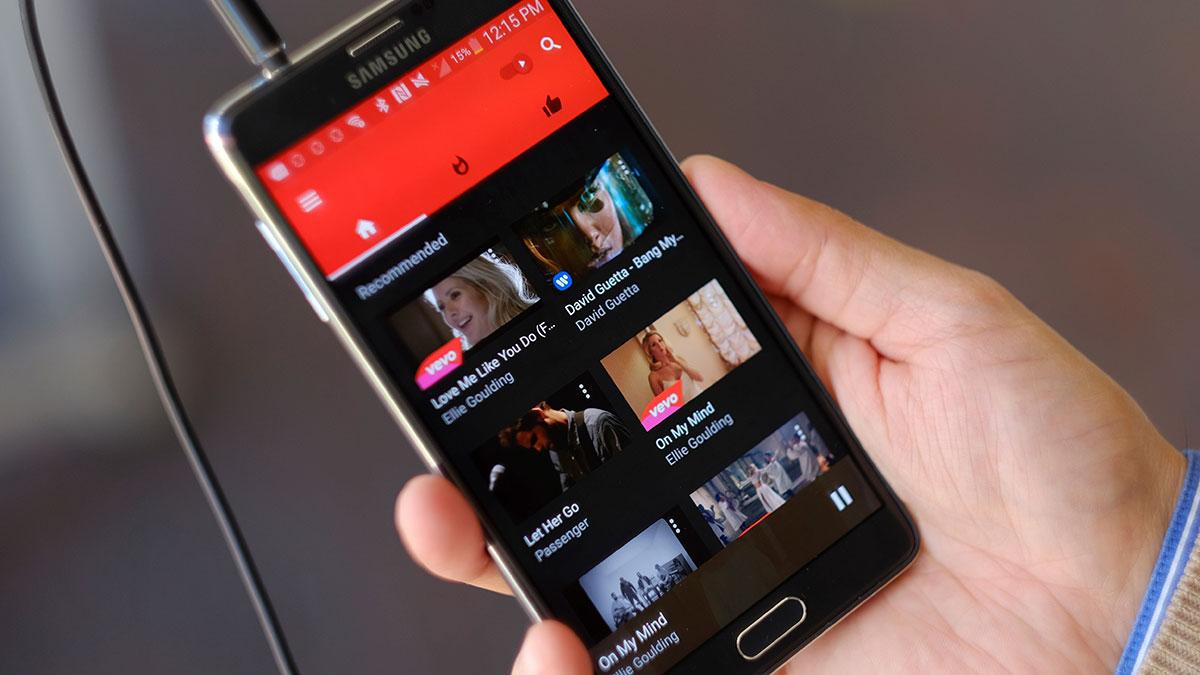 Google kommer nästa år att anställa mer än 10.000 personer som kommer att ha i uppdrag att leta efter stötande innehåll på videotjänsten YouTube. (Foto: TT)