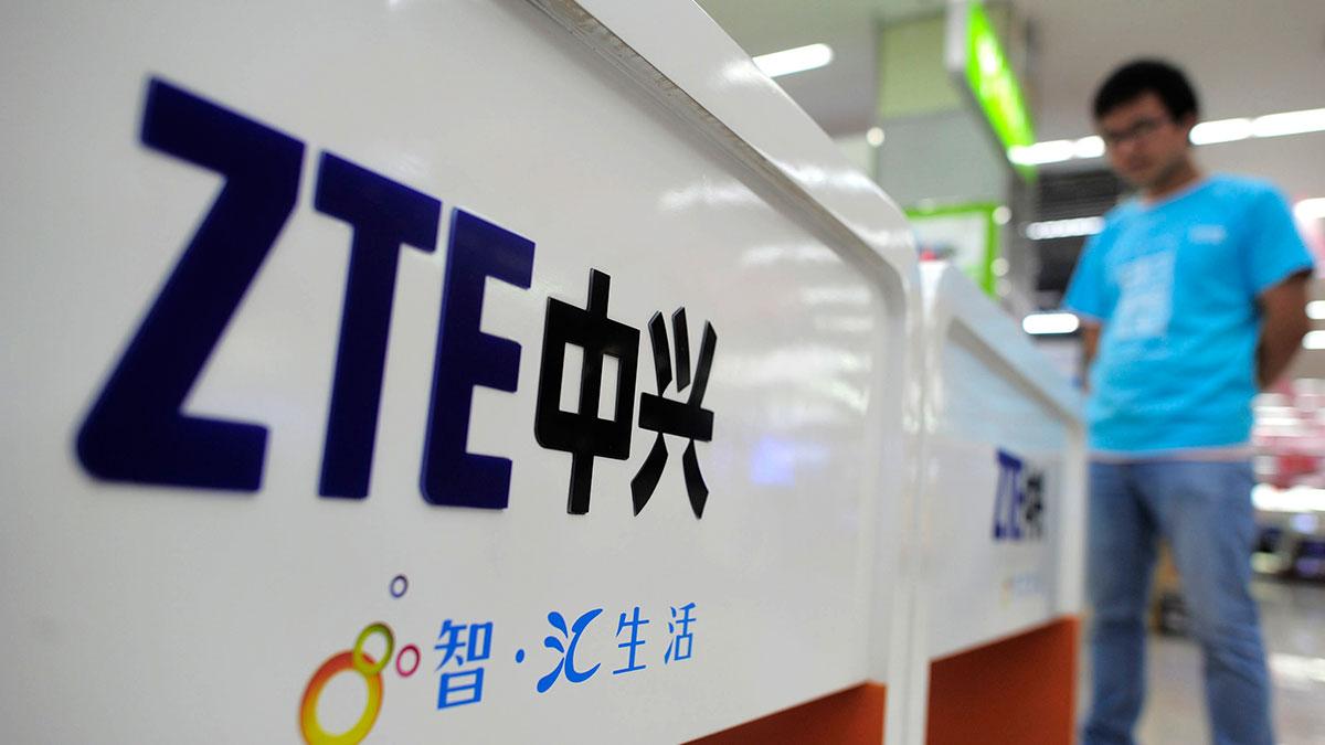ZTE har stoppat försäljningen av sina smartphones i Kina på grund av USA-förbudet. (Foto: TT)