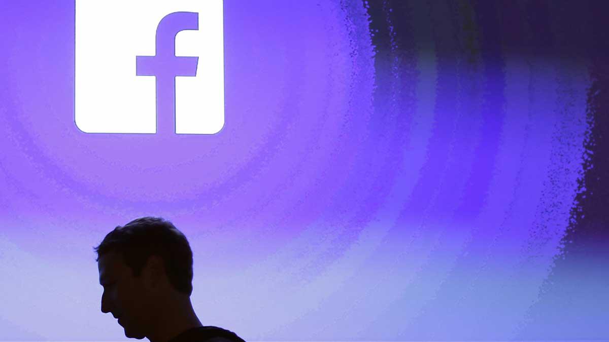 Facebook borde göra förändringar i sin styrelse och ersätta Mark Zuckerberg som styrelseordförande. Det säger Scott Stringer. (Foto: TT)
