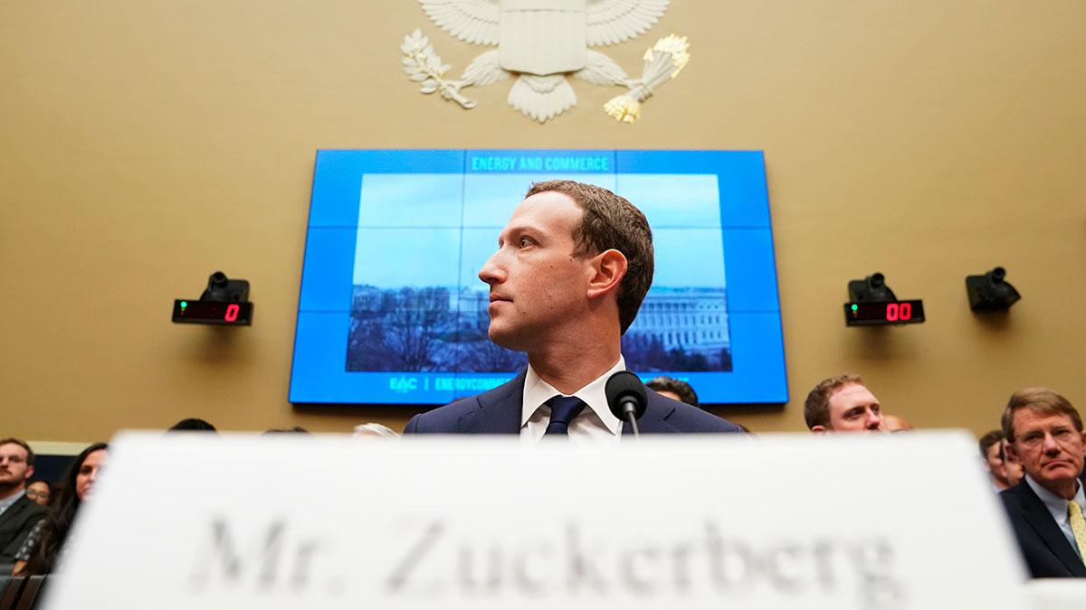 Dataskandalen fortsätter ge Facebookskaparen Mark Zuckerberg huvudvärk - nu fördröjs lanseringen av de smarta högtalarna på grund av läckan. (Foto: TT)