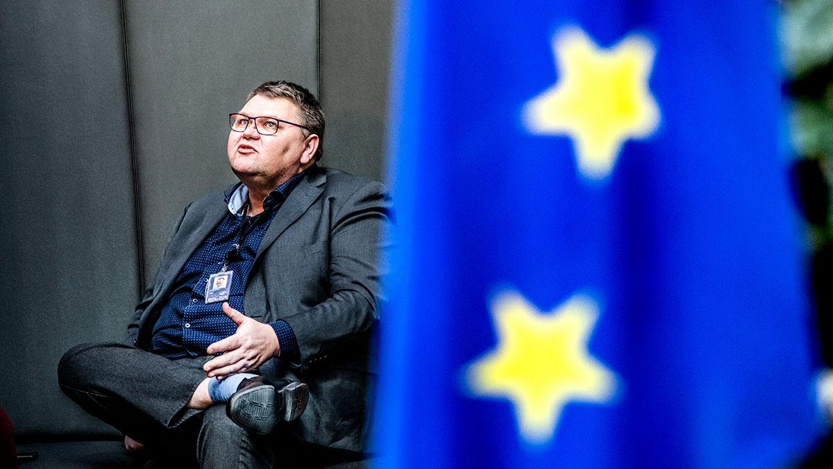 Peter Lundgren, SD:s toppkandidat i EU-valet, medger att han "la handen" på den kvinnliga SD-politikerns bröst. (Foto: TT)