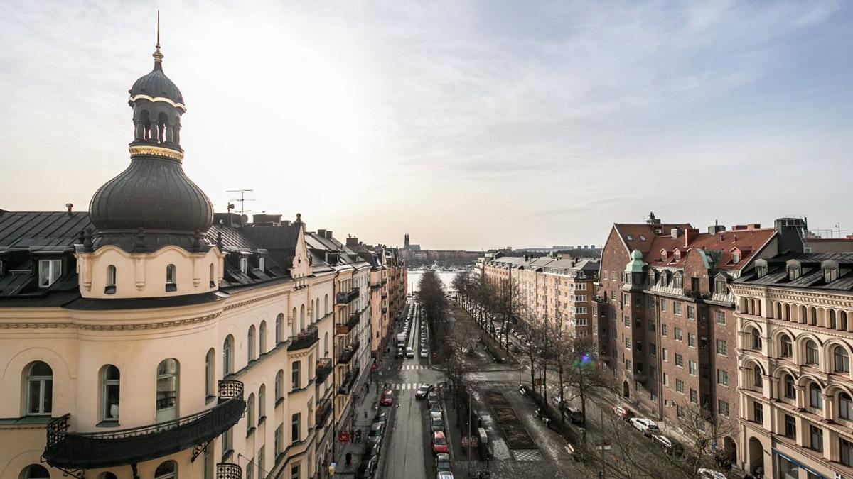 Vindsvåningen på Scheelegatan i Stockholm har ett utgångspris på knappt 26 miljoner kronor. (Foto: Unik Fastighetsförmedling)