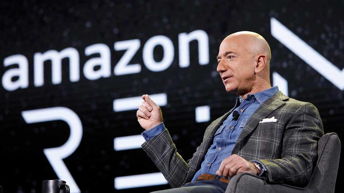 Jeff Bezos e-handelsjätte Amazon har utsetts till USA:s bäst skötta företag. Aktien är poppis bland småsparare i Sverige. (Foto: TT)