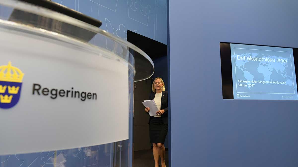 Sveriges BNP kommer inte sämre än väntat. I bakgrunden skymtar finansminister Magdalena Andersson (S). (Foto: TT)