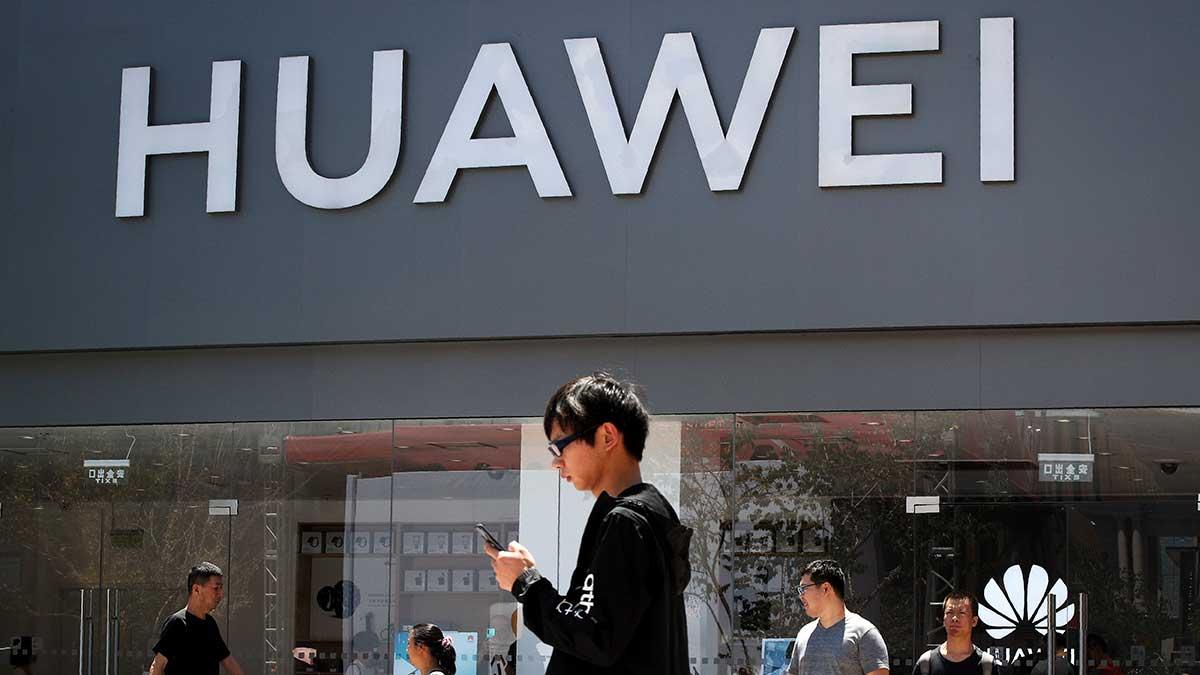 Kinesiska Huawei förväntar sig att försäljningen av smartphones faller med 20 procent i år på grund av USA:s svartlistning. (Foto: TT)