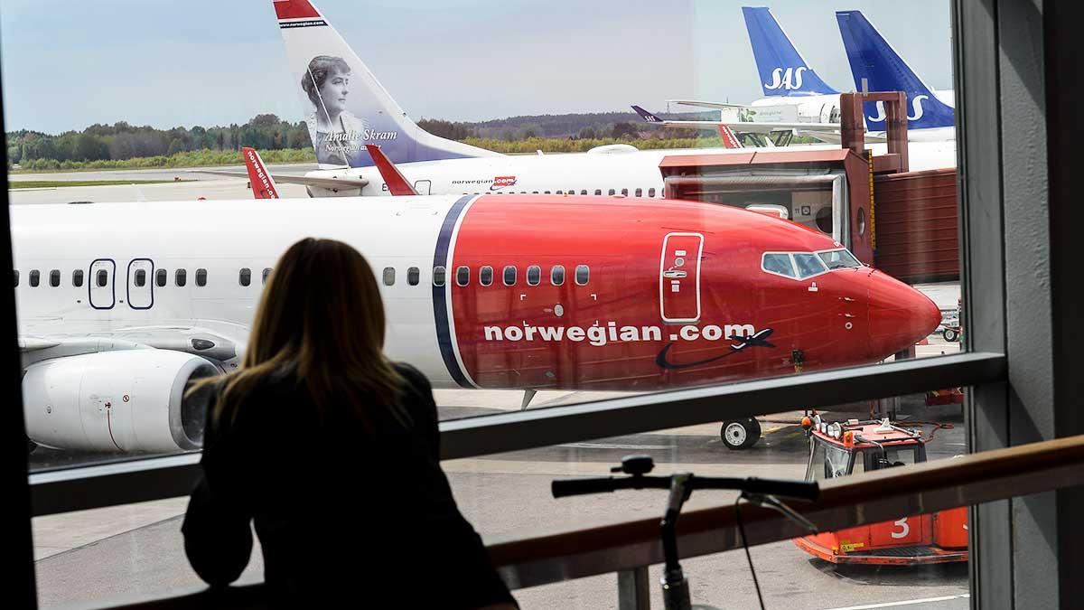 Samtidigt som flera stora investerare sålt sina innehav i krisdande flygbolaget Norwegian har flera svenska småsparare intagit aktien och seglat upp som fjärde största ägare, enligt nätmäklaren Avanza, skriver E24. (Foto: TT)