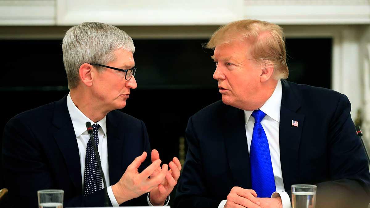 Apples vd Tim Cook och USA:s president Donald Trump. (Foto: TT)