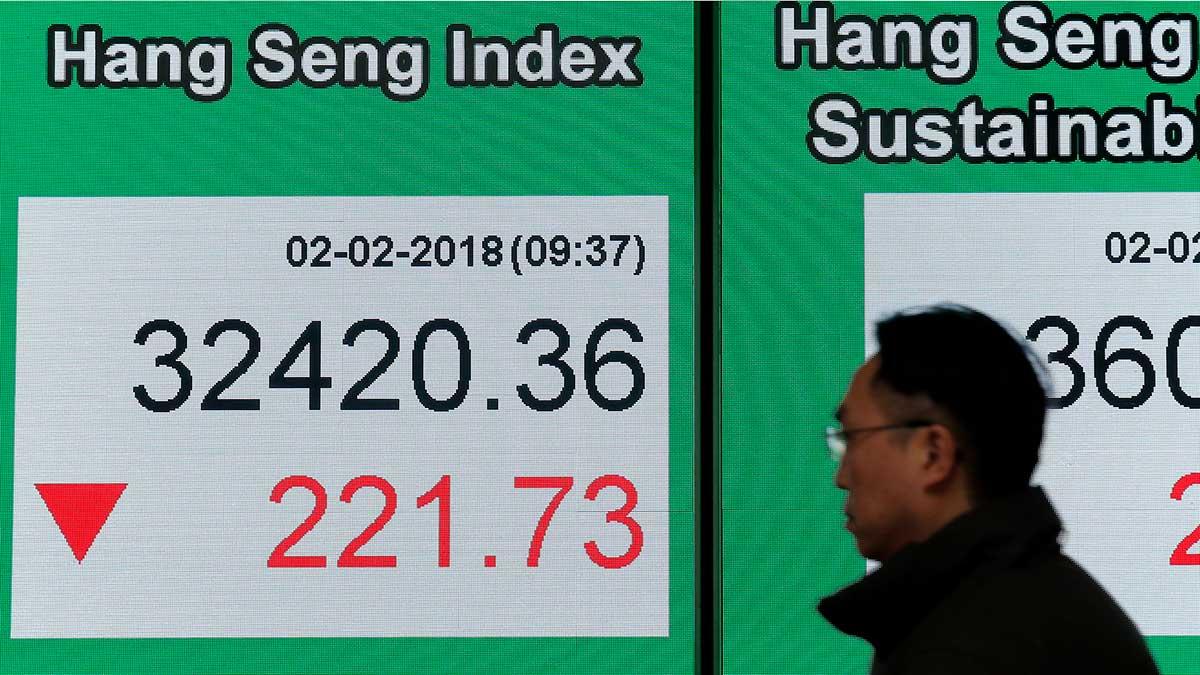 Börserna faller i Kina på Feds historiska räntebesked på onsdagen. Bilden är tagen i samband med en tidigare börsnedgång på Hang Seng-börsen. (Foto: TT)