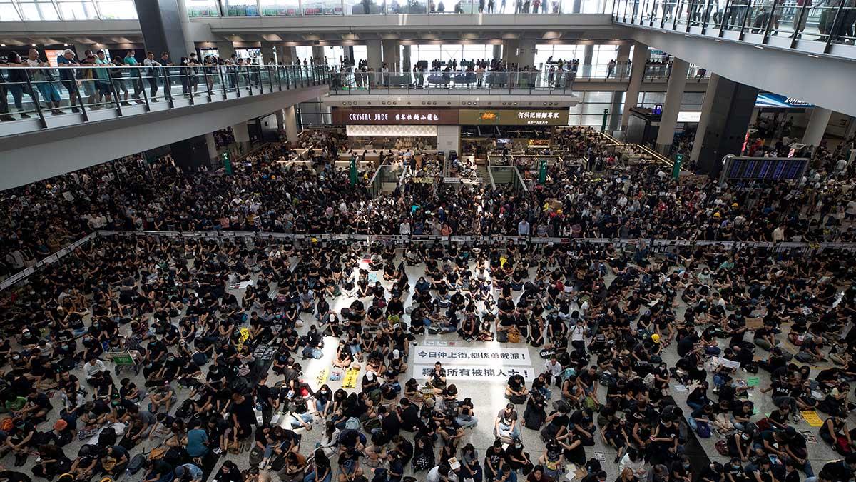 hongkong-flygplats-demonstranter