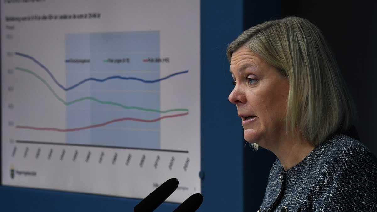 Finansminister Magdalena Andersson ser nu ökade risker i ekonomin och justerar ned prognosen från i våras, uppger TT. (Foto: TT)
