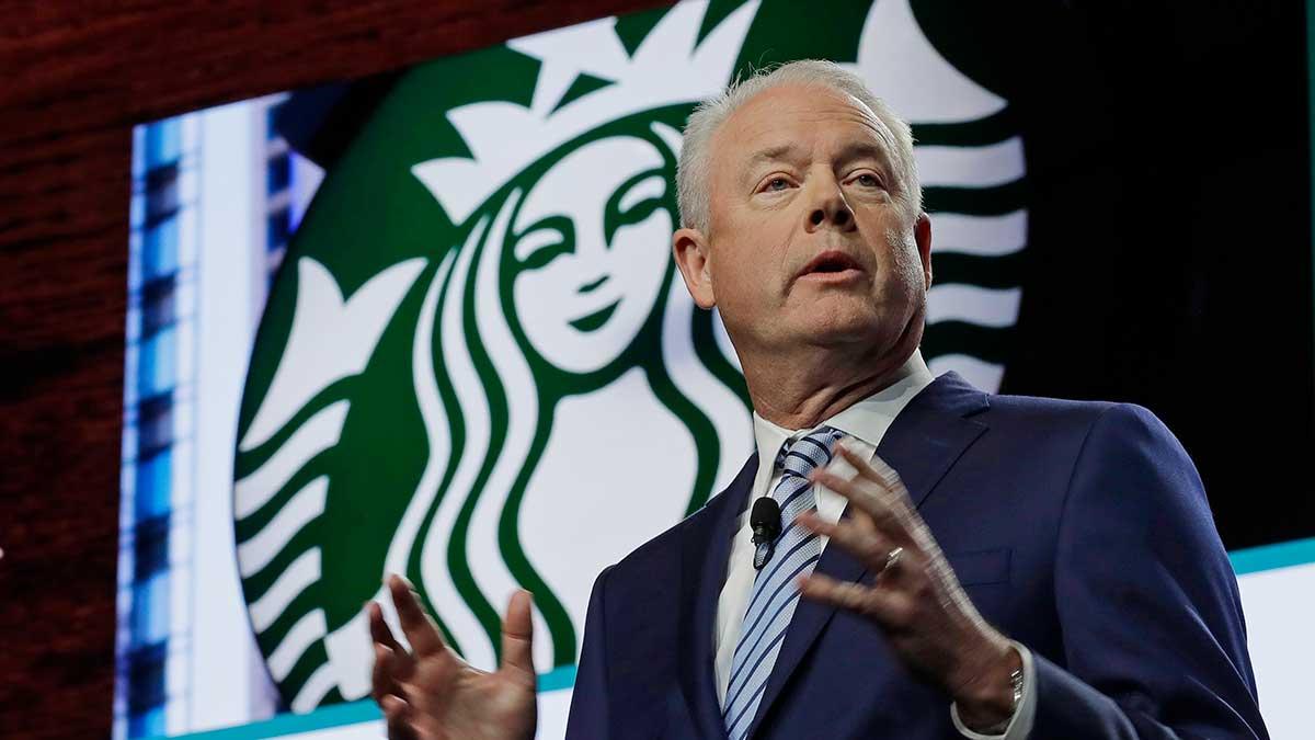 Kaféjätten Starbucks vd Kevin Johnson har i ett meddelande till de anställda skrivit att bolaget återhämtat 60 till 65 procent av sin butiksförsäljning i USA jämfört med förra året. (Foto: TT)