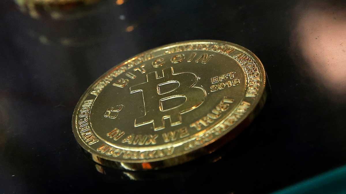 Anmälningarna om bitcoinbedrägerier ökar kraftigt. I artikeln berättar en svensk man hur han blev blåst på nästan 400.000 kronor. (Foto: TT)